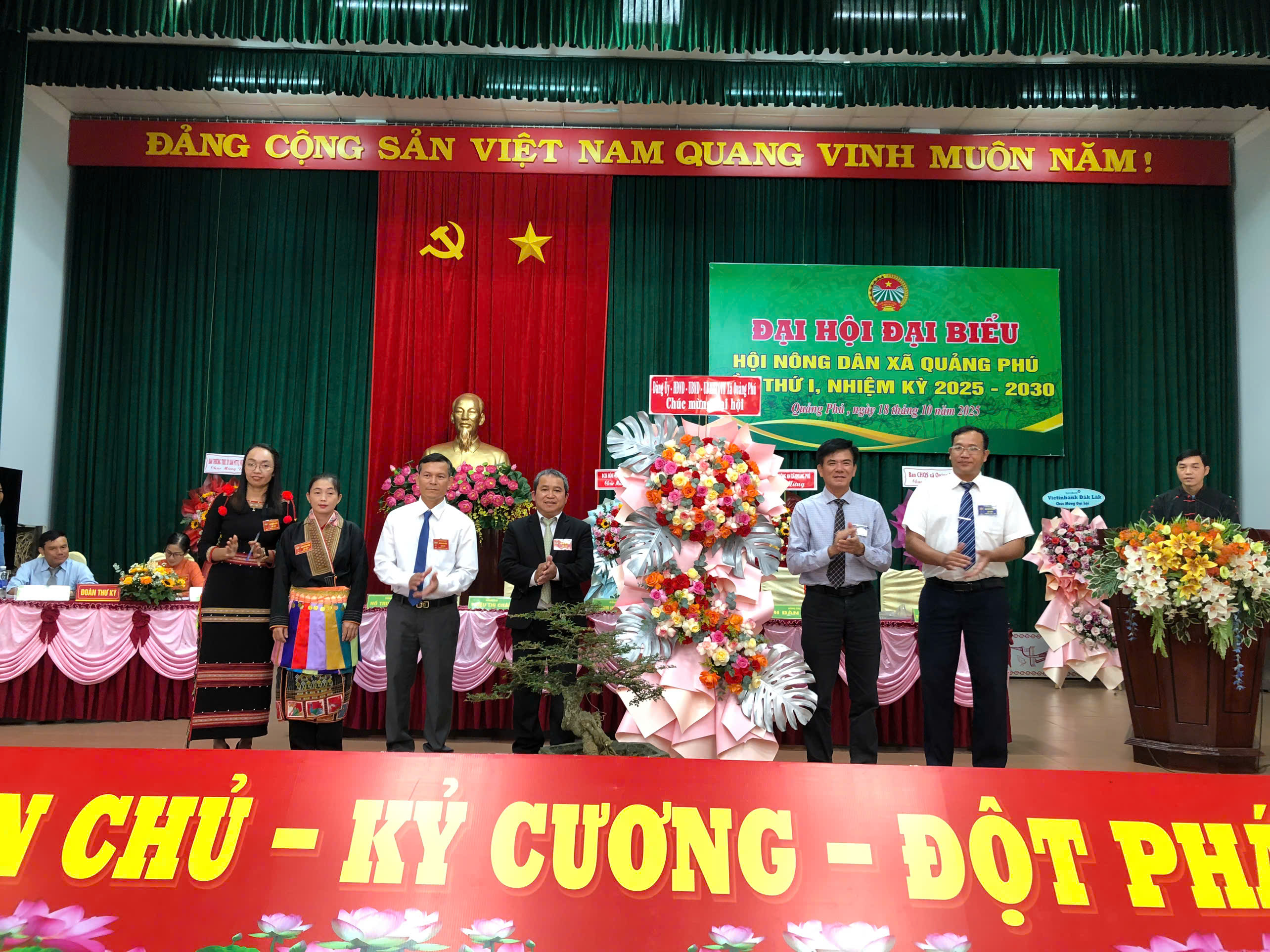 lanh dao xa tang hoa